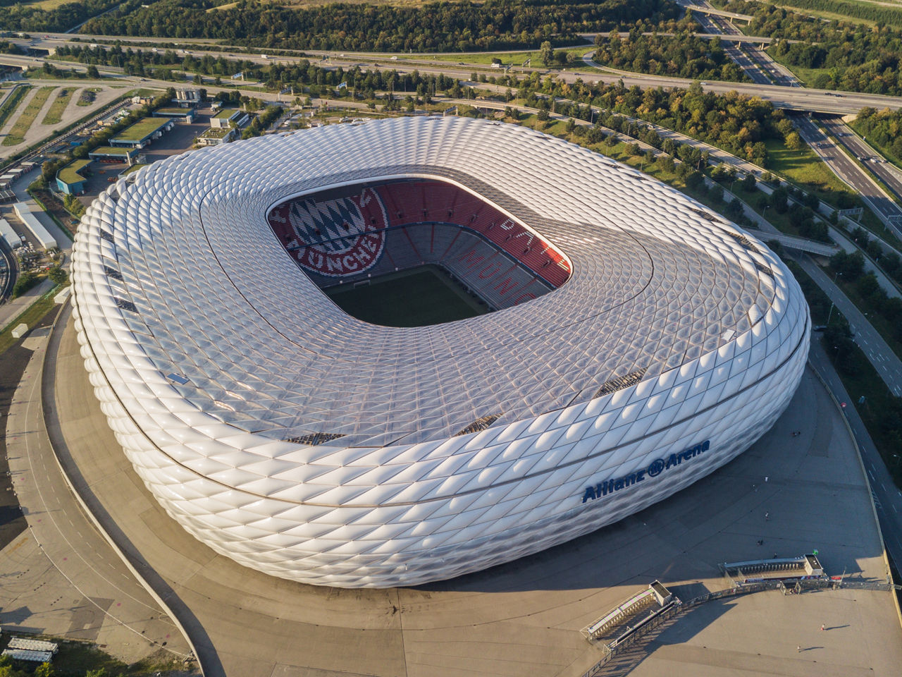 Perfect location: The Allianz-Arena is located directly at the Munich North motorway junction. 